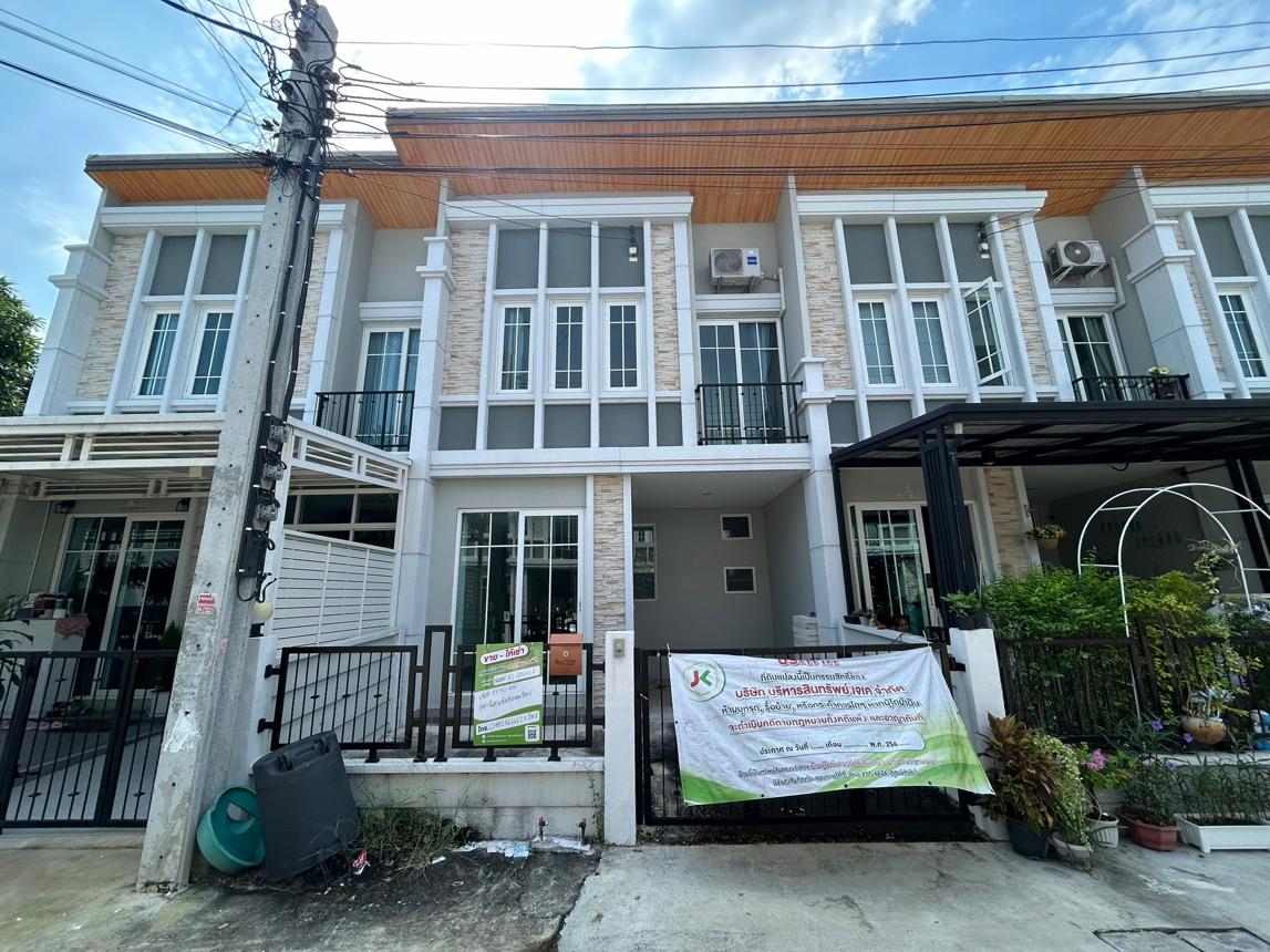 ทาวน์เฮ้าส์ โกลเด้นทาวน์ รามอินทรา-วงแหวน บางเขน กรุงเทพมหานคร
(หมายเหตุ: ไม่มีการตั้งชื่อเล่นเป็นภาษาไทย)